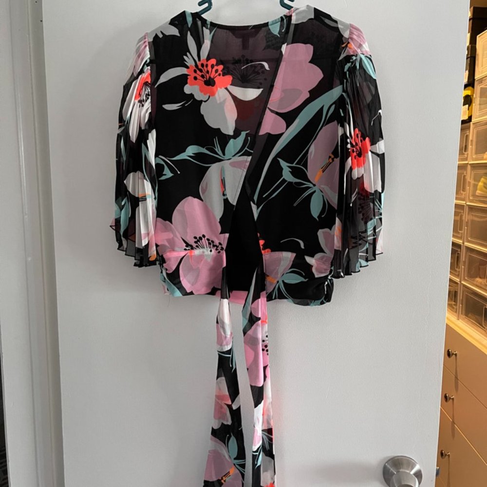 Express - Pleated Kimono Sleeve Top Floral - Picture 2 of 2
